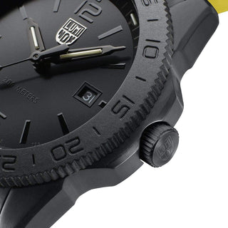 Pacific Diver, 44 mm, Diver Watch - 3121.BO.GF, Detail view with focus on the CARBONOX™ bezel and screw in crown 
